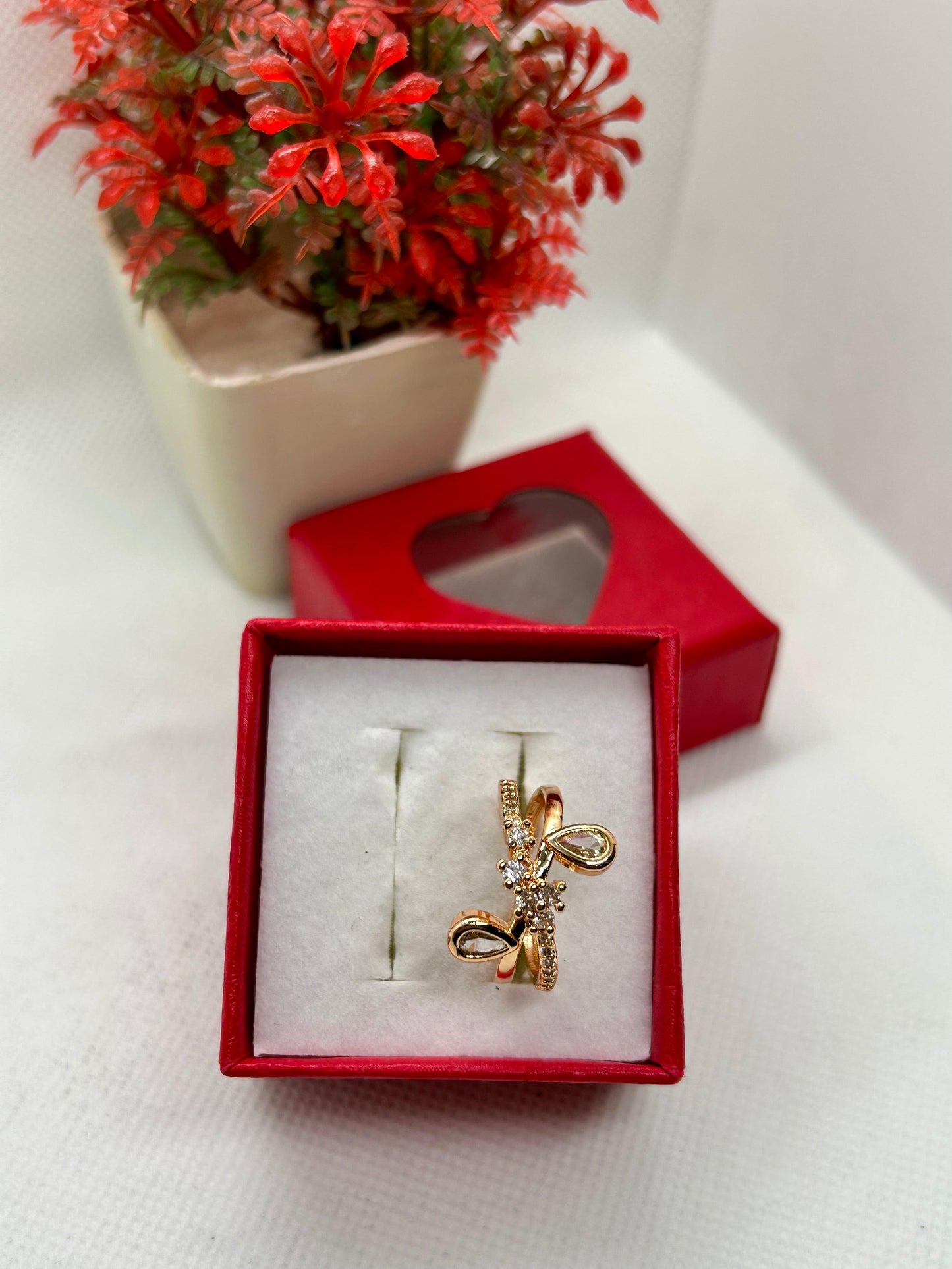 Crossline Sparkling Stone Ring