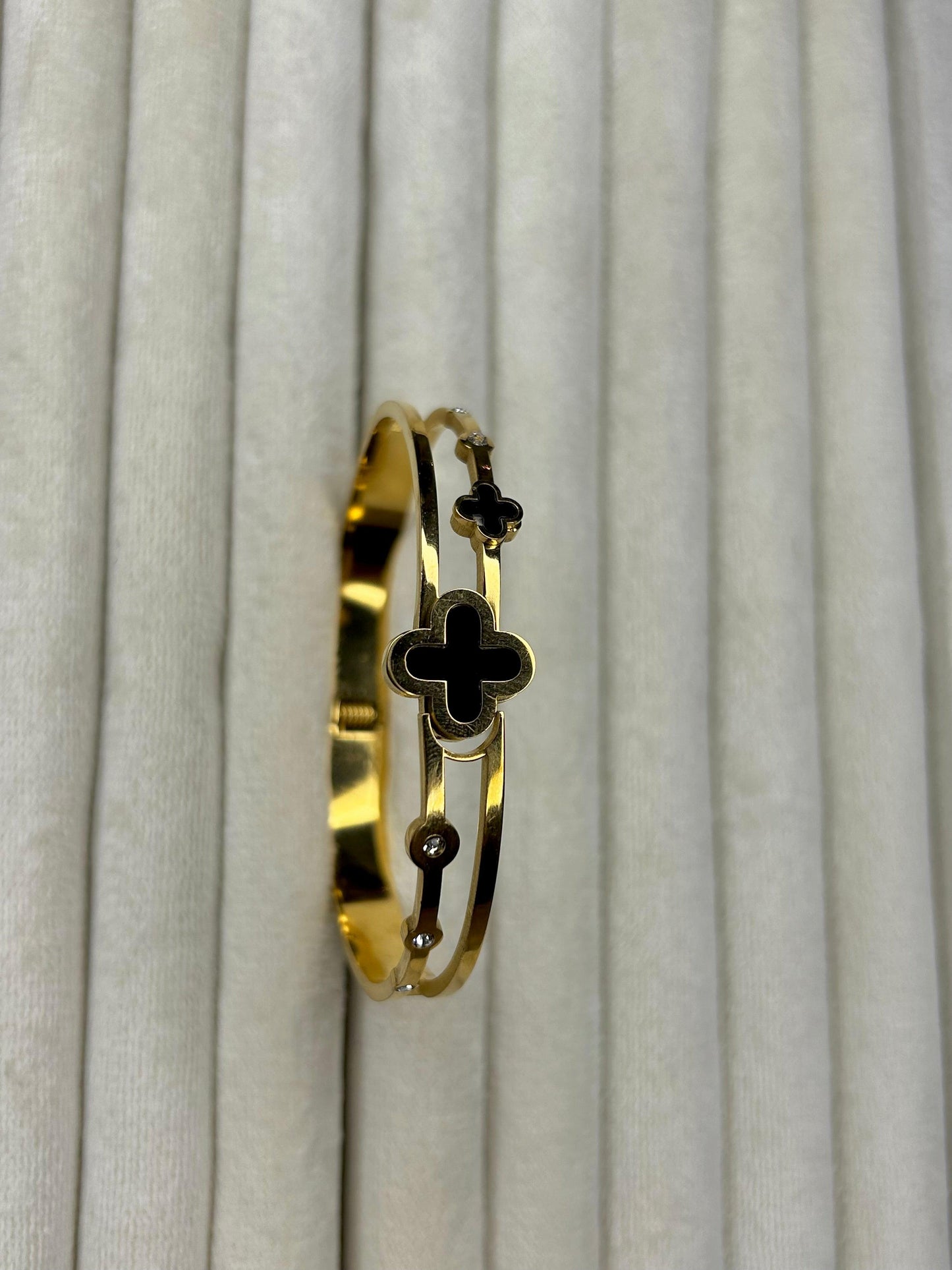 Stainless Steel Double Layer Flower Handcuff 1Pc